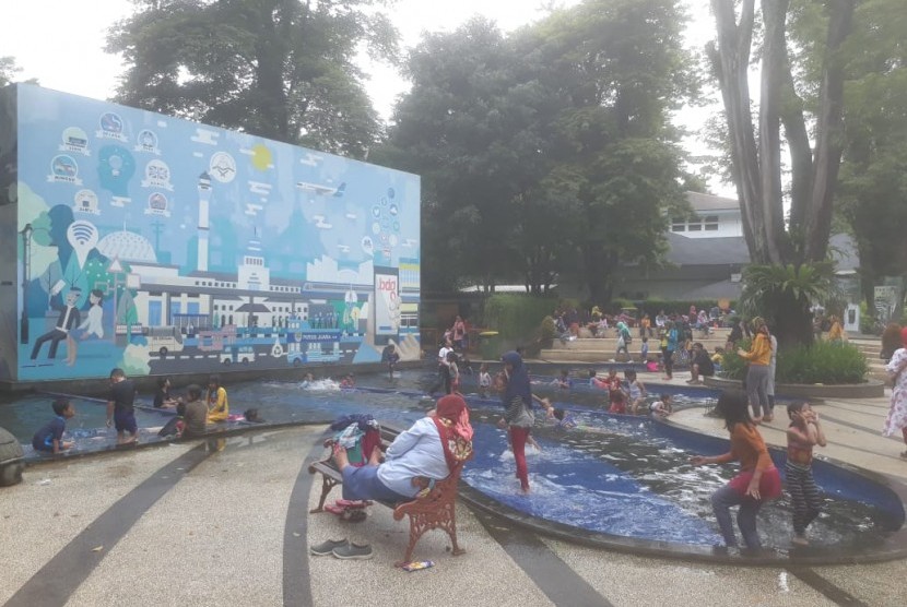 Taman dan Kolam Sejarah Kota Bandung dipadati masyarakat yang hendak mengantar anaknya bermain air, Jumat (3/1). Fasilitas publik tersebut ramai dikunjungi selama musim liburan sekolah.