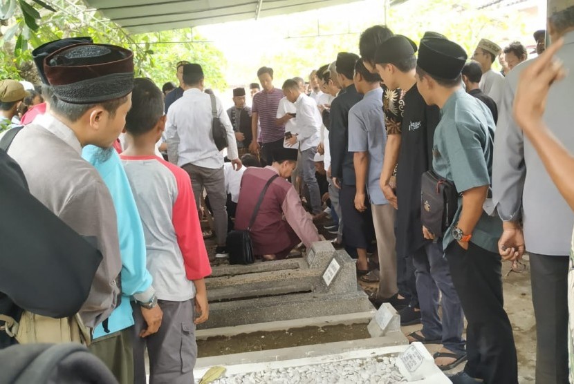 Suasana pemakaman Ketua PP Muhammadiyah Yunahar Ilyas di Pemakaman Karangkajen, Yogyakarta, Jumat (3/1).