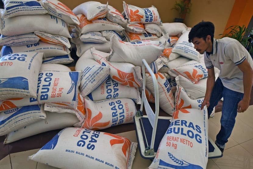 Pekerja memindahkan karung berisi beras yang akan disalurkan kepada korban banjir di gudang BPBD  (ilustrasi)