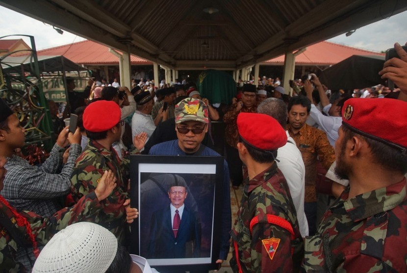 Keluarga dan kerabat mengusung jenazah Wakil Ketua Umum MUI sekaligus Ketua PP Muhammadiyah Yunahar Ilyas saat prosesi pemakaman jenazah di Masjid Gede Kauman Yogyakarta, Jumat (3/1/2020).