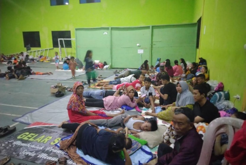 Kondisi posko pengungsian korban banjir di gedung PGRI Kecamatan Sajira, Kabupaten Lebak, Banten. 
