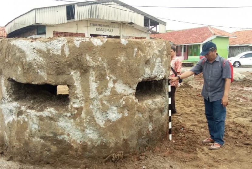 Warga Desa Dadap, Kecamatan Juntinyuat, Kabupaten Indramayu, menemukan bangunan perlindungan (pillbox) peninggalan tentara Jepang pada masa penjajahan. TACB Indramayu dan Disbudpar setempat langsung mengunjungi lokasi itu, Jumat (3/1).