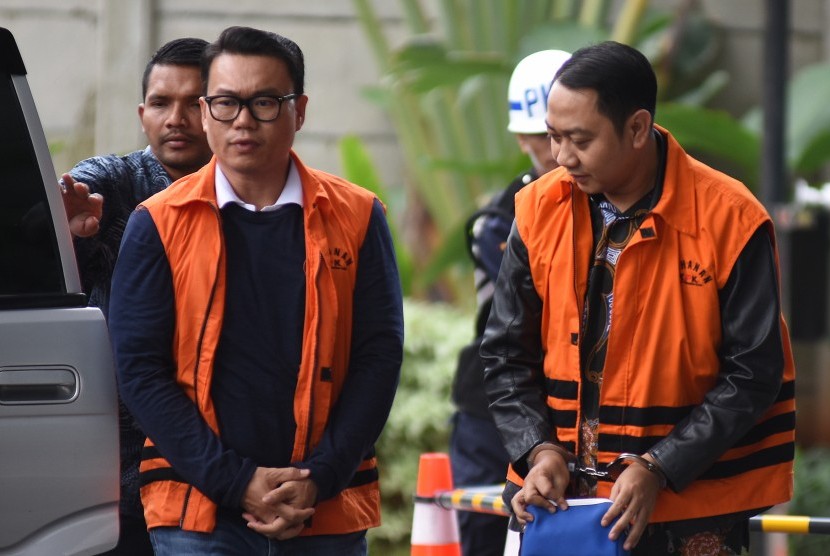 Tersangka Bupati nonaktif Lampung Utara Agung Ilmu Mangkunegara (kanan) dan mantan Direktur Utama Perum Perikanan Indonesia (Perindo) Risyanto Suanda (kiri).