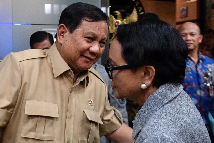 Komisi I Desak Prabowo Bangun Sistem Inspeksi Maritim. Menhan Prabowo Subianto (kiri) berbincang dengan Menlu Retno Marsudi seusai konferensi pers terkait kasus Natuna di Kemenko Polhukam, Jakarta, Jumat (3/1/2020).