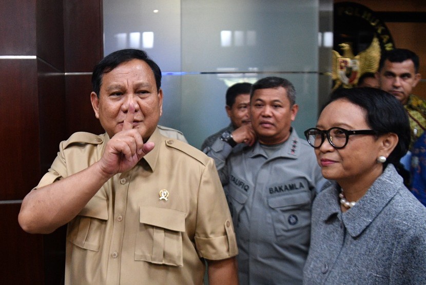 Menhan Prabowo Subianto (kiri) bersama Kepala Bakamla Laksdya Bakamla A Taufiq R (tengah) dan Menlu Retno Marsudi menyapa wartawan seusai konferensi pers terkait kasus Natuna di Kemenko Polhukam, Jakarta, Jumat (3/1/2020).