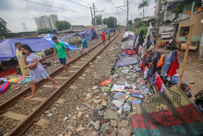 Warga terdampak banjir beraktivitas di sekitar tenda pengungsian di kawasan Stasiun Rawa Buaya, Jakarta, Jumat (3/1/2020). 