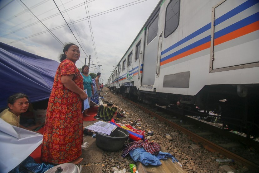 Perubahan iklim mengubah jadwal hujan di Jakarta dan memperburuk banjir. Foto: Warga terdampak banjir beraktivitas di tenda pengungsian di kawasan Stasiun Rawa Buaya, Jakarta, Jumat (3/1/2020).