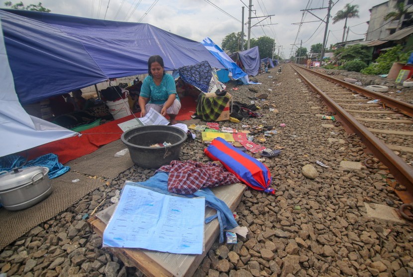 Warga terdampak banjir beraktivitas di tenda pengungsian di kawasan Stasiun Rawa Buaya, Jakarta, Jumat (3/1/2020).