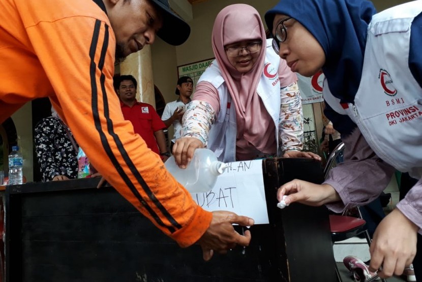 Bulan Sabit Merah Indonesia (BSMI) dan relawan Partai Keadilan Sejahtera (PKS) menggelar pelayanan kesehatan kepada korban banjir di Kelurahan Balekambang, Condet Keramatjati Jakarta Timur. Pelayanan digelar di Balai Rakyat RT/RW 05/05Balekambang. Ahad (5/1). 