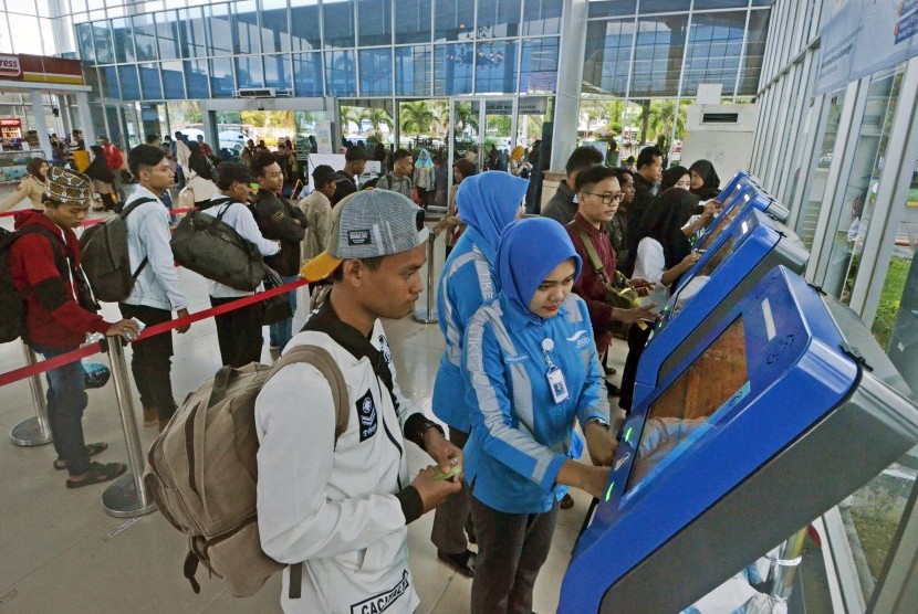 Pelabuhan Bakauheni Masih Berjalan Normal. Petugas membantu sejumah calon penumpang yang akan membeli tiket kapal Roro melalui mesin Vending Machine di Pelabuhan Bakauheni Lampung Selatan, Lampung.
