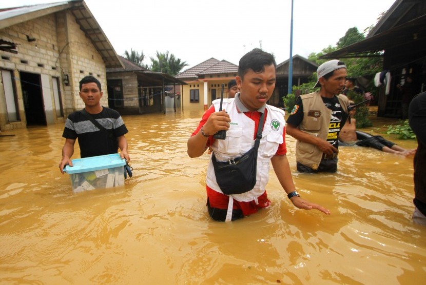 Petugas dari Dinas Kesehatan Provinsi Kalsel mendatangi warga saat banjir di kawasan Cempaka, Banjarbaru, Kalimantan Selatan, Ahad (5/1/2020)