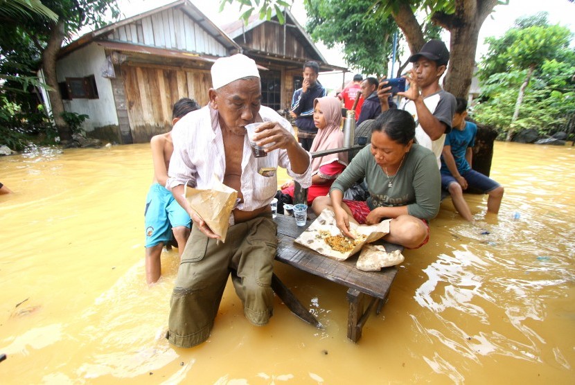 Warga beraktivitas saat banjir di Kalimantan Selatan. 
