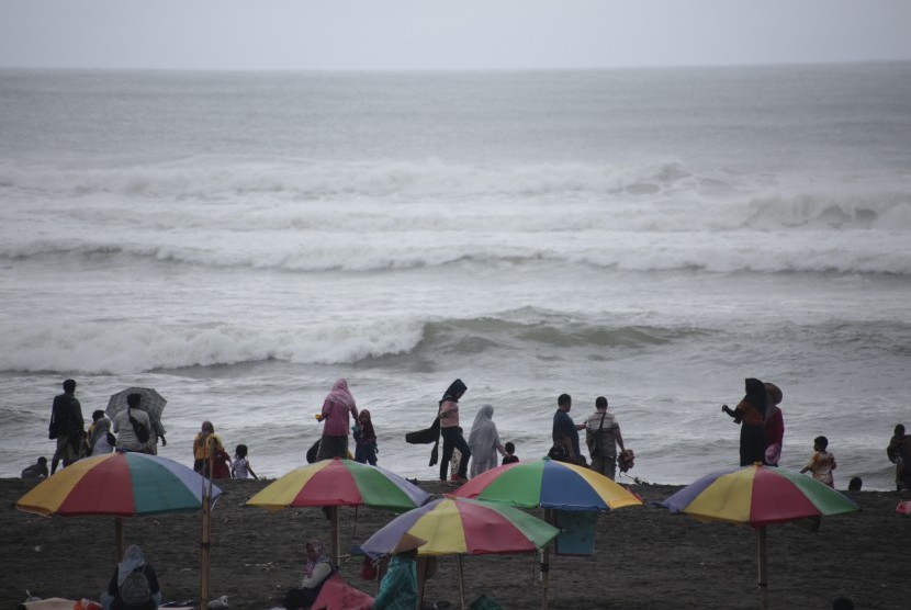 Wisatawan menikmati suasana Pantai Parangtritis di Bantul, DI Yogyakarta. Sektor pariwisata Bantul beradaptasi di tengah pandemi Covid-19. Ilustrasi.