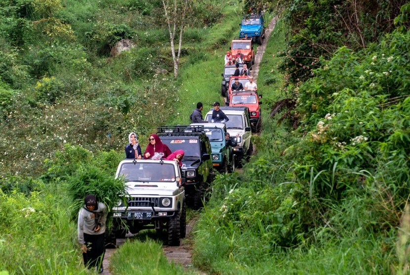 Sejumlah wisatawan mengikuti wisata petualangan ‘Offroad’ menggunakan mobil jip di kawasan lereng Gunung Ungaran, Bandungan, Kabupaten Semarang, Jawa Tengah, Ahad (5/1/2019).