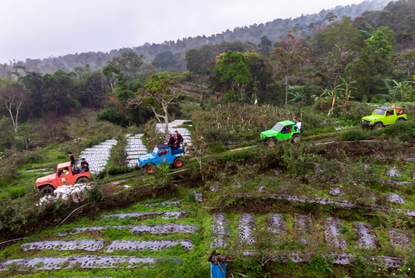 Sejumlah wisatawan mengikuti wisata petualangan ‘Offroad’ menggunakan mobil jip di kawasan lereng Gunung Ungaran, Bandungan, Kabupaten Semarang, Jawa Tengah, Ahad (5/1/2019). (Antara/Aji Styawan)