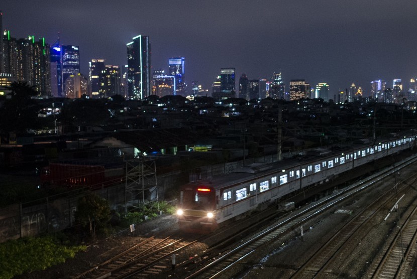 Kereta Rel Listrik (KRL) melintas dengan latar belakang gedung betingkat di Jakarta, Sabtu (4/1/2020). Pada 2019 tercatat penjualan listrik PLN Disjaya sebesar 34,1 TwH atau naik 4,05 persen dibandingkan 2018 yang sebesar 32,78 TwH.