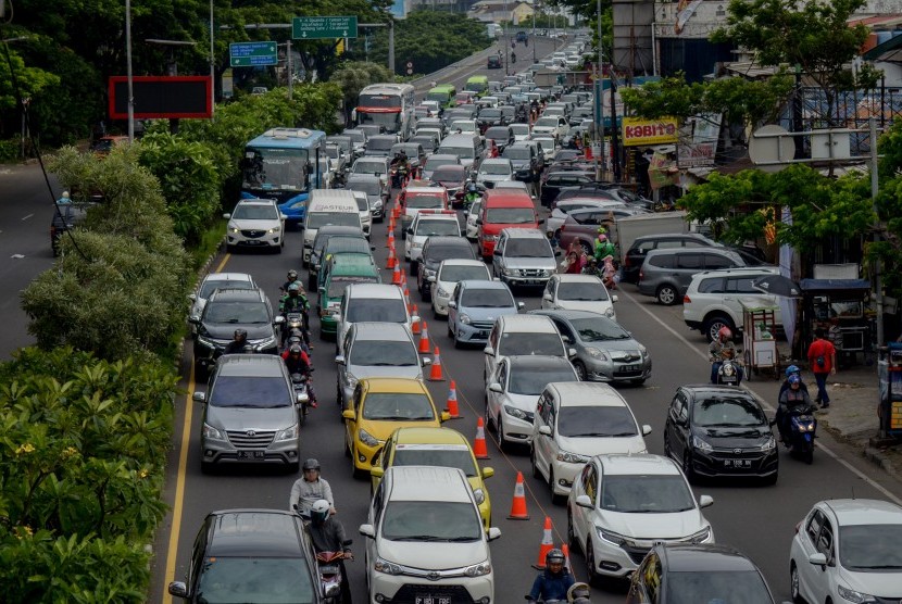 Kendaraan terjebak kemacetan di Bandung