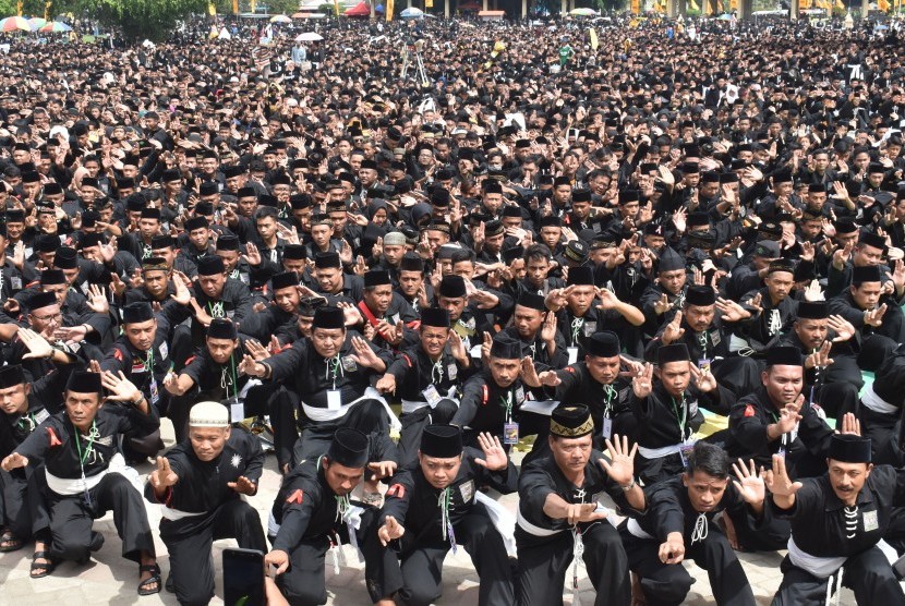 Pesilat menghadiri Bumi Reyog Berzikir 2020 di Alun-alun Ponorogo, Jawa Timur, Ahad (5/1/2020). Puluhan pendekar dan tokoh dari 24 perguruan silat membuat ikrar perdamaian jelang bulan Suro. 