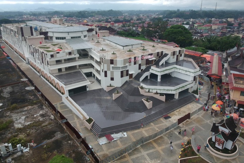 Foto udara Pasa Ateh (Pasar Atas) yang rampung pembangunannya, di Bukittinggi, Sumatera Barat, Minggu (5/1). Kepala Kantor Perwakilan Bank Indonesia (BI) Provinsi Sumatera Barat Wahyu Purnama mengatakan Sumbar mengalami deflasi pada bulan September tahun 2020.