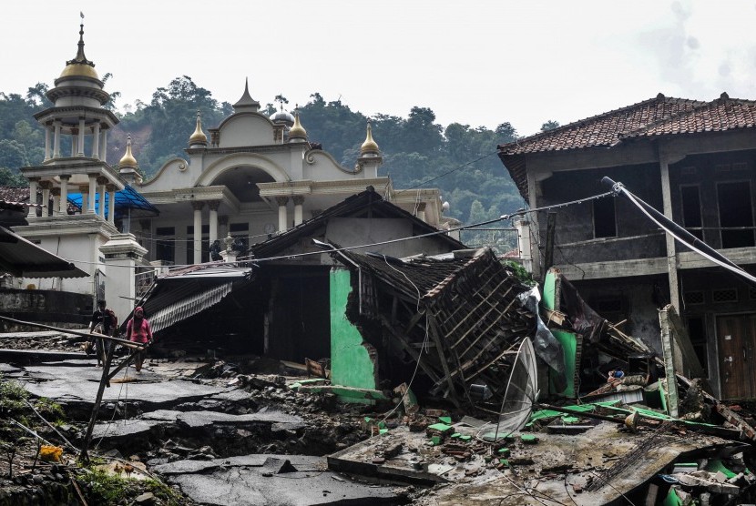 Sejumlah bangunan rusak akibat longsoran tanah di Desa Banjarsari, Lebak, Banten, Sabtu (4/1/2020). Banjir bandang di Lebak diduga akibat gundulnya Taman Nasional Gunung Halimun Salak.