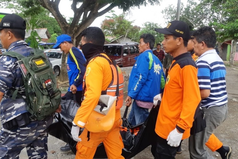 Tim SAR Gabungan berhasil mengevakuasi soerang nelayan yang hilang di perairan Dermaga Majingklak, Kabupaten Pangandaran, Ahad (5/1). Korban ditemukan dalam kondisi meninggal dunia. 