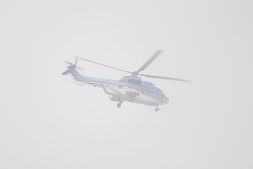 Helikopter melakukan pantauan udara di kawasan terdampak longsor di Sukajaya, Bogor, Jawa Barat, Ahad (5/1/2020). 