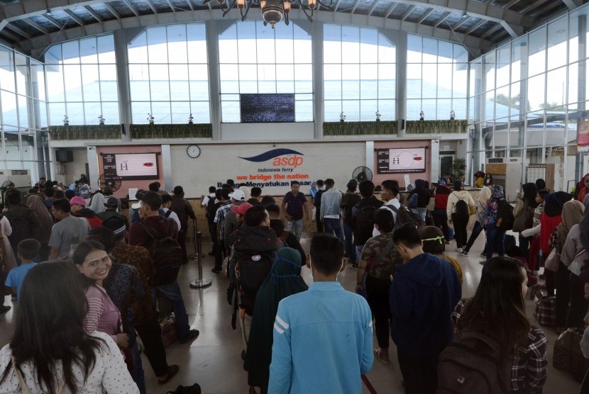 Sejumlah penumpang antre untuk membeli tiket kapal ferry di Pelabuhan Bakauheni Lampung Selatan, Lampung, Ahad (5/1/2020). 