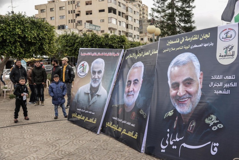 Orang-orang Palestina menghadiri upacara berkabung yang diselenggarakan untuk menghormati komandan militer Iran yang terbunuh Qassem Soleimani, kepala Pasukan Quds Iran. 