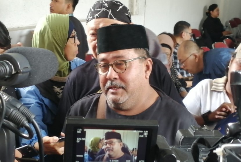 Aktor Rano Karno mendoakan almarhumah Ria Irawan di rumah duka di kawasan Lebak Bulus, Jakarta Selatan, Senin (6/1).
