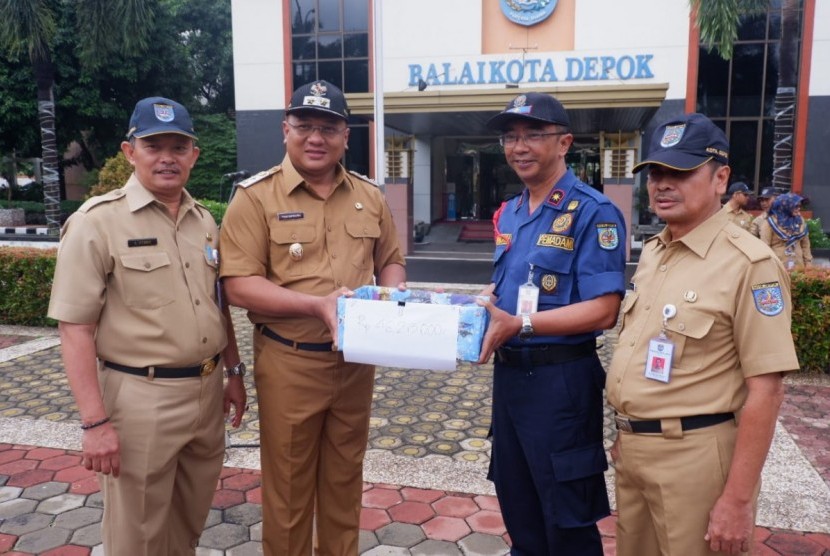 Aparatur Sipil Negara (ASN) Kota Depok melakukan penggalangan dana untuk korban bencana banjir dan longsor yang berada di wilayah Kota Depok. Penggalangan dana dipimpin langsung Wakil Wali Kota Depok Pradi Supriatna usai apel pagi di Lapangan Balai Kota Depok, Senin (6/1).