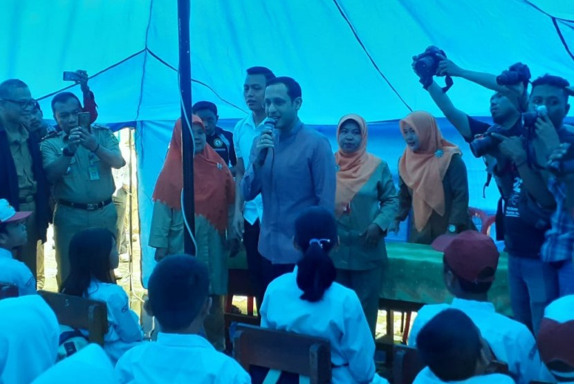 Menteri Pendidikan dan Kebudayaan (Mendikbud) Nadiem Anwar Makarim meninjau sekolah yang terdampak banjir di SDN Cirimekar 02, Kecamatan Cibinong, Kabupaten Bogor, Senin (6/1).