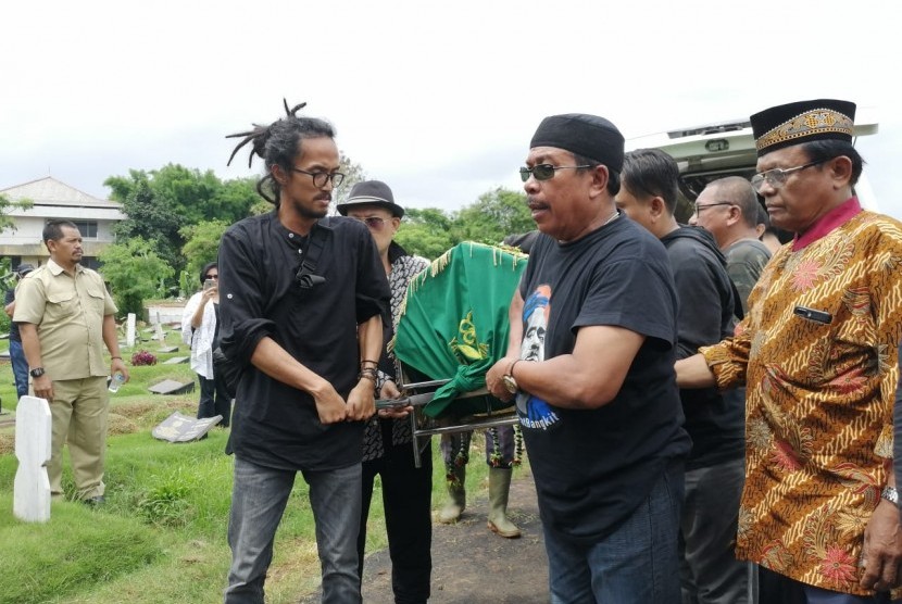 Suasana haru menyelimuti prosesi pemakaman aktris Ria Irawan di TPU Tanah Kusir, Jakarta Selatan, Senin (6/1).