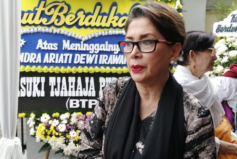 Aktris senior Widyawati mengaku sangat bangga ketika mengenakan batik dalam berbagai kesempatan. 