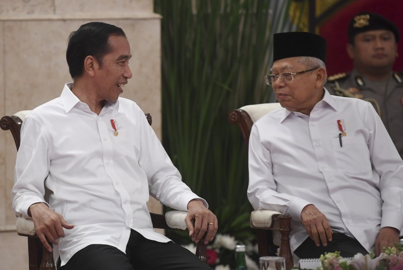 Presiden Joko Widodo (kiri) berbincang dengan Wakil Presiden Ma'ruf Amin ketika memimpin Sidang Kabinet Paripurna di Istana Negara, Jakarta, Senin (6/1/2020).