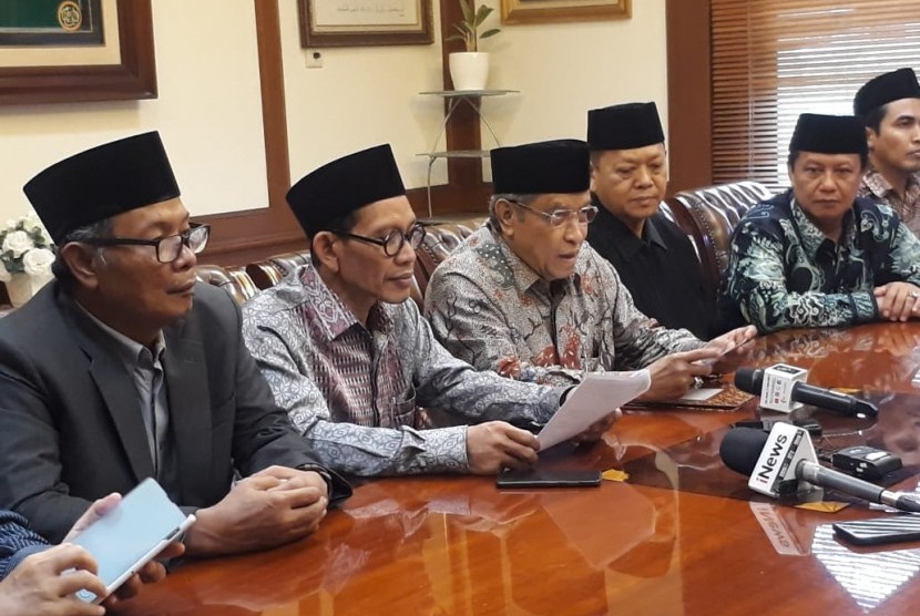 Ketua Umum PBNU, Prof. KH. Said Aqil Siraj saat membacakan pernyataan sikap resmi Nahdlatul Ulama (NU) terkait pelanggaran batas wilayah oleh kapal Cina di perairan Natuna di Kantor PBNU, Jakarta Pusat,  Senin (6/1).