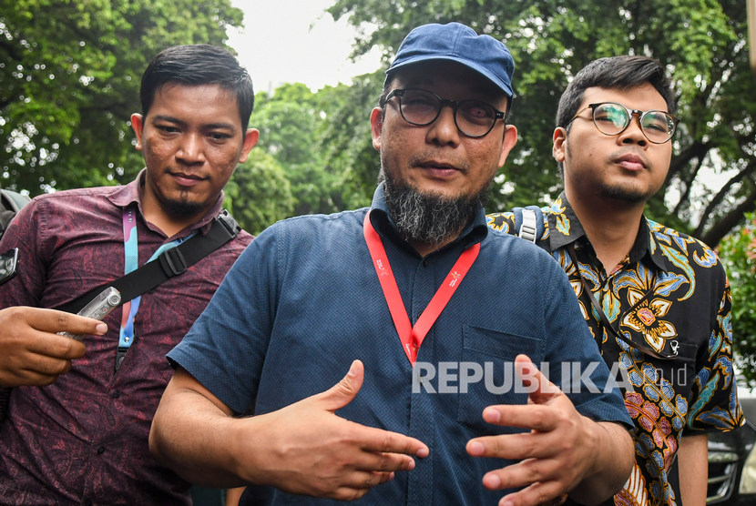 Penyidik Senior KPK Novel Baswedan (tengah) berjalan meninggalkan ruang penyidikan usai menjalani pemeriksaan di Polda Metro Jaya, Jakarta, Senin (6/1/2020)