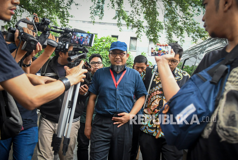 Penyidik Senior KPK Novel Baswedan (tengah) berjalan meninggalkan ruang penyidikan usai menjalani pemeriksaan di Polda Metro Jaya, Jakarta, Senin (6/1/2020).