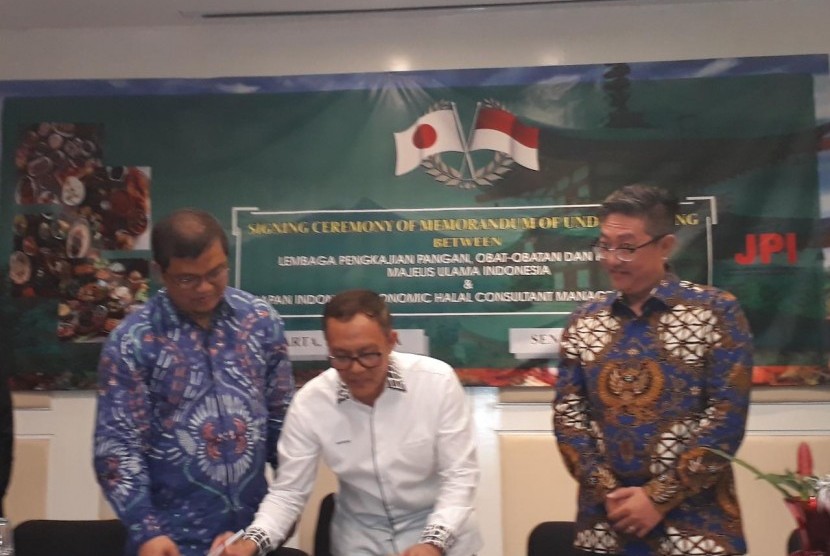 LPPOM MUI menandatangani kerja sama dengan Japan Indonesia Economic Halal Consultant Management (JPI) untuk perluasan distribusi dan literasi sertifikasi produk halal, Senin (6/1) di Morrisey Hotel, Jakarta disaksikan oleh Indonesia Halal Watch (IHW)