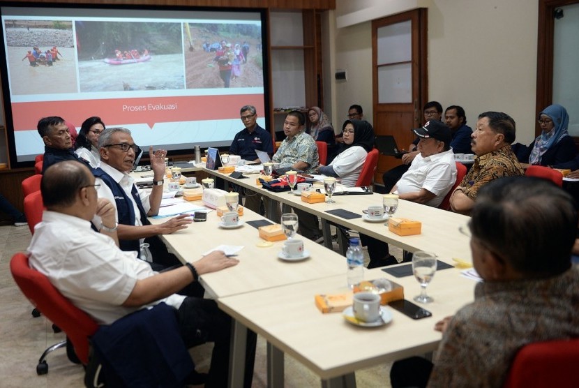 Ketua Palang Merah Indonesia Jusuf Kalla saat memimpin rapat evaluasi dan kordinasi penanganan banjir dan longsor DKI Jakarta, Jawa Barat dan Banten, Senin (6/1) di Markas Pusat PMI, Jakarta.