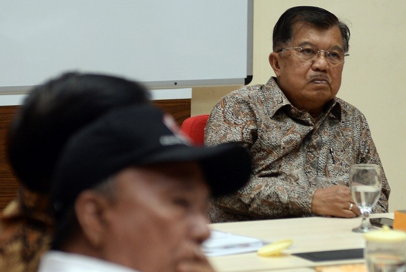 Ketua Palang Merah Indonesia Jusuf Kalla saat memimpin rapat evaluasi dan kordinasi penanganan banjir dan longsor DKI Jakarta, Jawa Barat dan Banten, Senin (6/1) di Markas Pusat PMI, Jakarta.