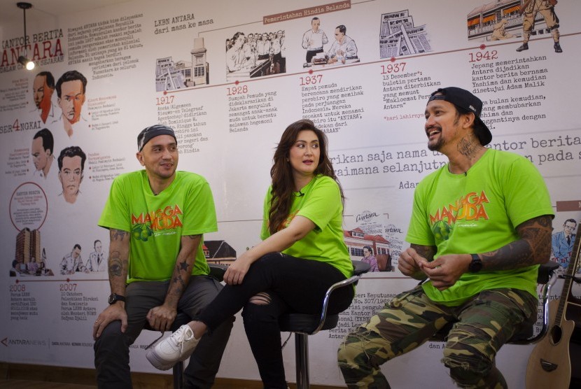 Aktor dan aktris pemeran film Mangga Muda, Tora Sudiro (kanan), Nafa Urbach (tengah) dan Gary Iskak (kiri) mengikuti wawancara khusus dengan Kantor Berita Antara di Wisma Antara, Jakarta, Senin (6/1/2020). 