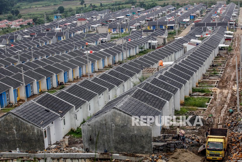 Suasana pembangunan kompleks perumahan bersubsidi di Bogor, Jawa Barat, Senin (6/1/2020).