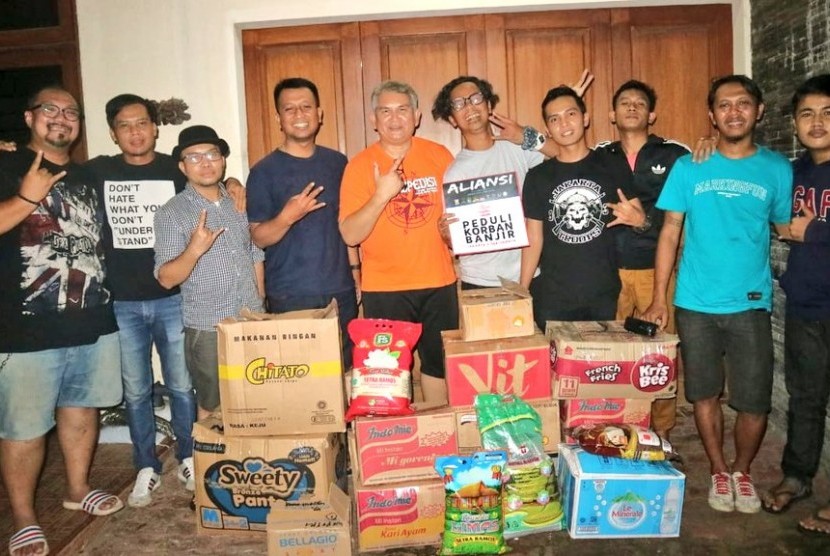 Bobotoh Persib dan the Jakmania bersinergi memberi bantuan kepada korban bencana banjir di Jakarta