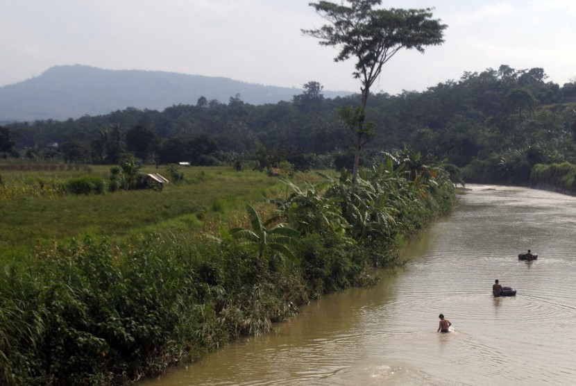 Penambang mengambil pasir di Sungai Cileungsi, Citeureup, Kabupaten Bogor, Jawa Barat (ilustrasi)