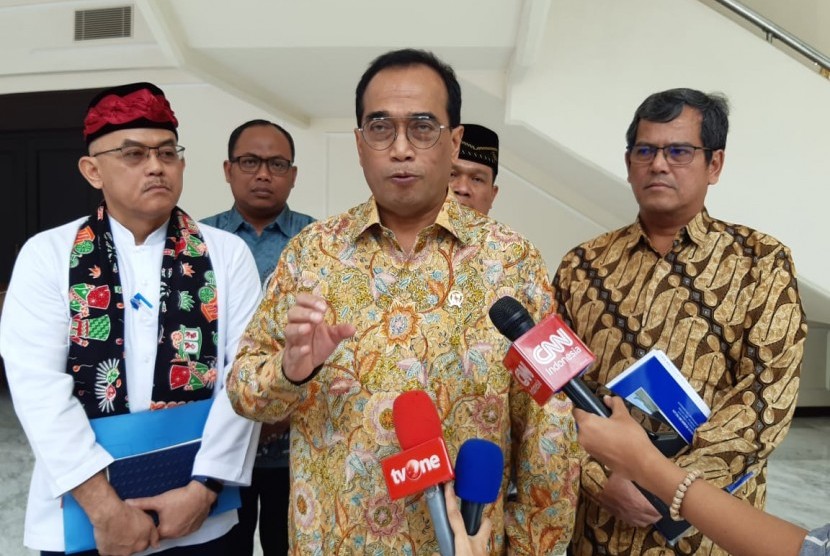 Menteri Perhubungan Budi Karya Sumadi usai menghadap Wakil Presiden KH Maruf Amin di Kantor Wapres, Jakarta, Selasa (7/1).