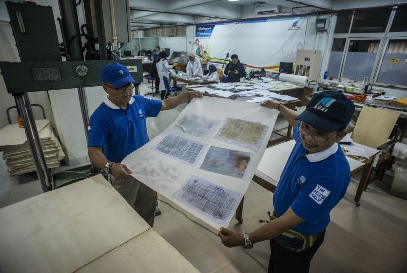 Petugas yang tergabung dalam Tim Rescue Arsip menyelesaikan proses restorasi arsip keluarga miliki warga terdampak banjir di Kantor ANRI, Cilandak Timur, Jakarta, Selasa (7/1/2020).
