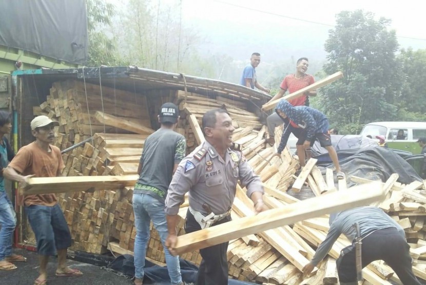 Truk pengangkut kayu terbalik di Jalur Gentong, Kecamatan Kadipaten, Kabupaten Tasikmalaya, Selasa (7/1).