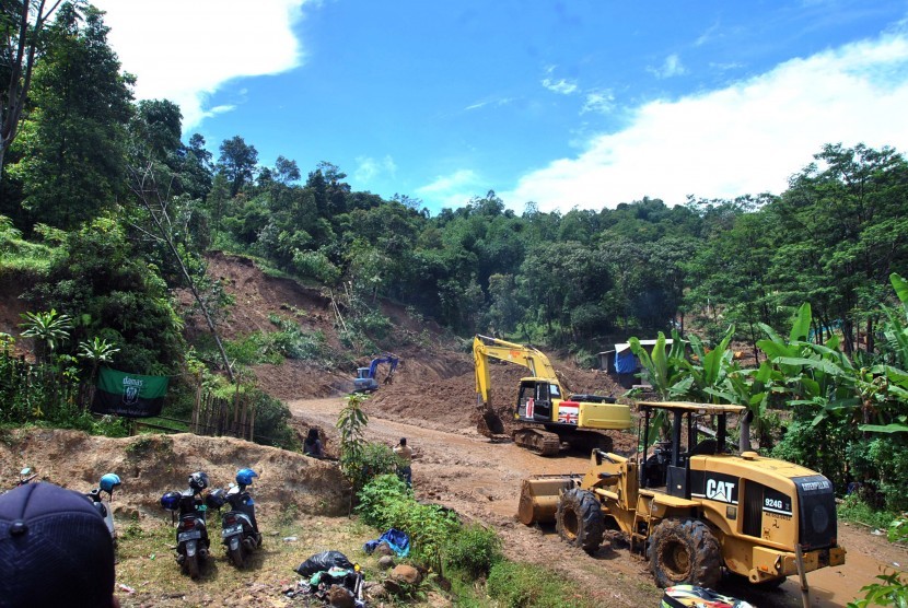 Sejumlah alat berat digunakan untuk membuka akses jalan longsor di Desa Harkat Jaya, Kecamatan Sukajaya, Kabupaten Bogor, Jawa Barat, Selasa (7/1/2020). 