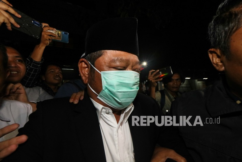 Bupati Sidoarjo Saiful Ilah berjalan keluar dari gedung Subdit III Tipidkor Ditreskrimsus Polda Jawa Timur dengan penjagaan polisi usai diperiksa di Surabaya, Jawa Timur, Rabu (8/1/2020). Saiful sempat lontarkan jawaban belum sempat menghitung uang suap pada awak media. Ilustrasi.