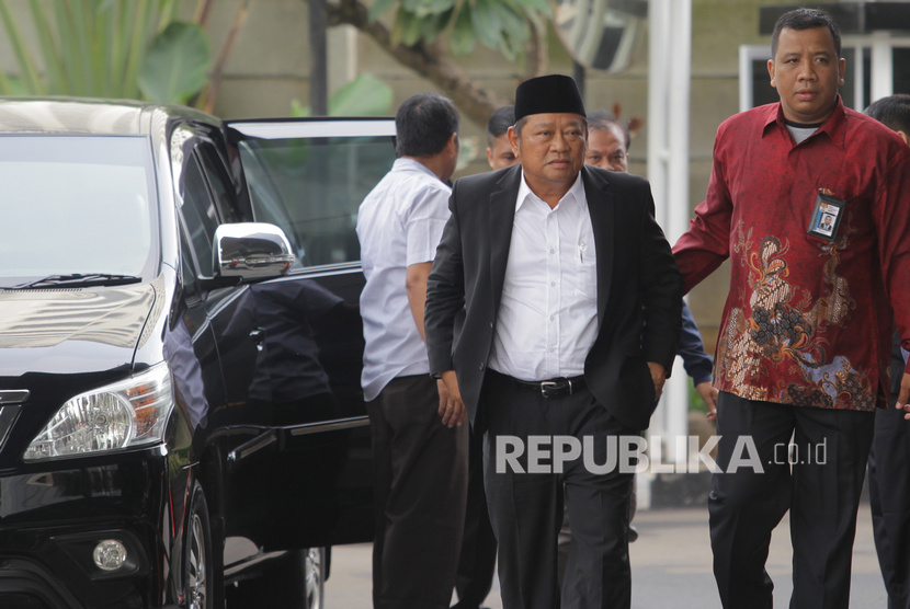Bupati Sidoarjo Saiful Ilah (kedua kanan) berjalan saat tiba di gedung KPK, Jakarta, Rabu (8/1/2020).